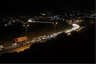 Kocaeli TEM Otoyolu'nda bayram trafiği sürüyor Kocaeli TEM Otoyolu'nda bayram trafiği sürüyor