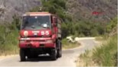 MANİSA Ahmetli'deki yangında soğutma çalışmaları havadan ve karadan sürüyor MANİSA Ahmetli'deki yangında soğutma çalışmaları havadan ve karadan sürüyor