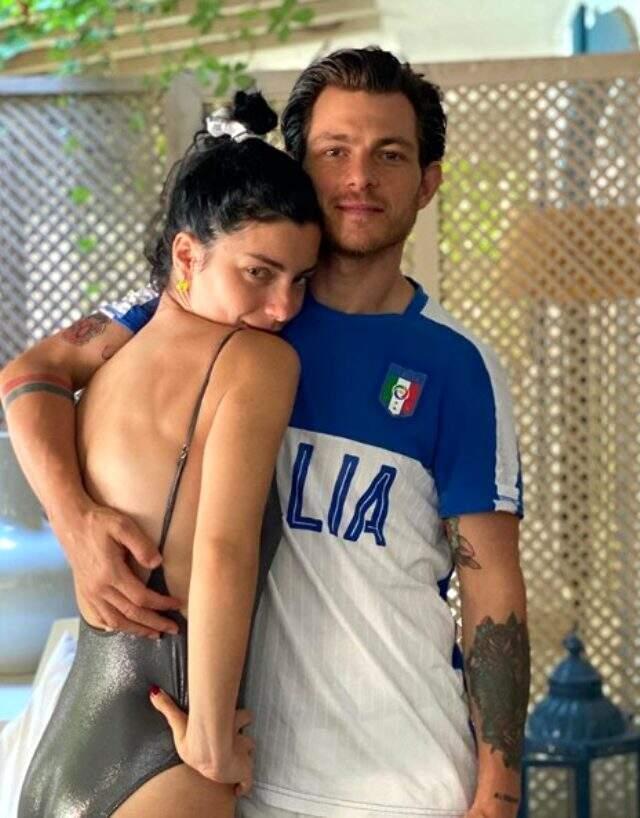 Merve Boluğur, yeni sevgilisiyle sarmaş dolaş pozunu paylaştı