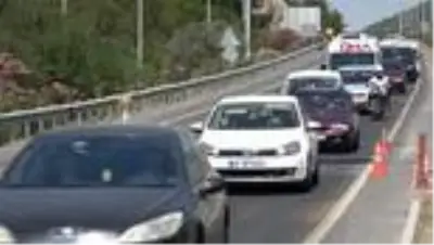 Muğla'da 5 kilometrelik araç kuyruğu Muğla'da 5 kilometrelik araç kuyruğu