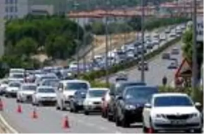 Muğla'da 5 kilometrelik araç kuyruğu Muğla'da 5 kilometrelik araç kuyruğu
