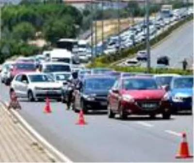 Muğla'da 5 kilometrelik araç kuyruğu Muğla'da 5 kilometrelik araç kuyruğu