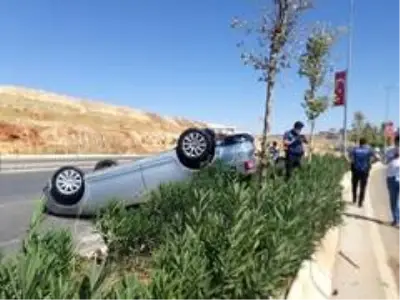 Orta refüje çarpan otomobil takla attı: 2 yaralı Orta refüje çarpan otomobil takla attı: 2 yaralı