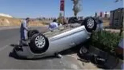 Orta refüje çarpan otomobil takla attı: 2 yaralı Orta refüje çarpan otomobil takla attı: 2 yaralı