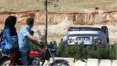 Orta refüje çarpan otomobil takla attı: 2 yaralı Orta refüje çarpan otomobil takla attı: 2 yaralı