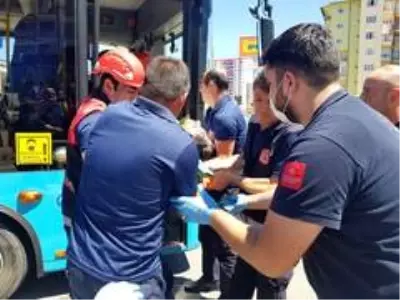 Otobüste sıkışan sürücüyü itfaiye ekipleri kurtardı Otobüste sıkışan sürücüyü itfaiye ekipleri kurtardı