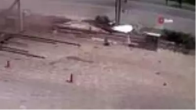 Otomobilin motoru yuvasından fırladığı anlar kamerada Otomobilin motoru yuvasından fırladığı anlar kamerada
