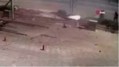 Otomobilin motoru yuvasından fırladığı anlar kamerada Otomobilin motoru yuvasından fırladığı anlar kamerada