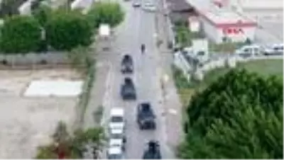 Çete operasyonuna çatıdaki polis memurunun bayrak hassasiyeti damga vurdu Çete operasyonuna çatıdaki polis memurunun bayrak hassasiyeti damga vurdu