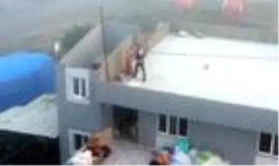 Çete operasyonuna çatıdaki polis memurunun bayrak hassasiyeti damga vurdu Çete operasyonuna çatıdaki polis memurunun bayrak hassasiyeti damga vurdu