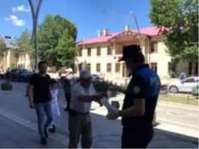 Son dakika haber! Polisten vatandaşlara maske Son dakika haber! Polisten vatandaşlara maske