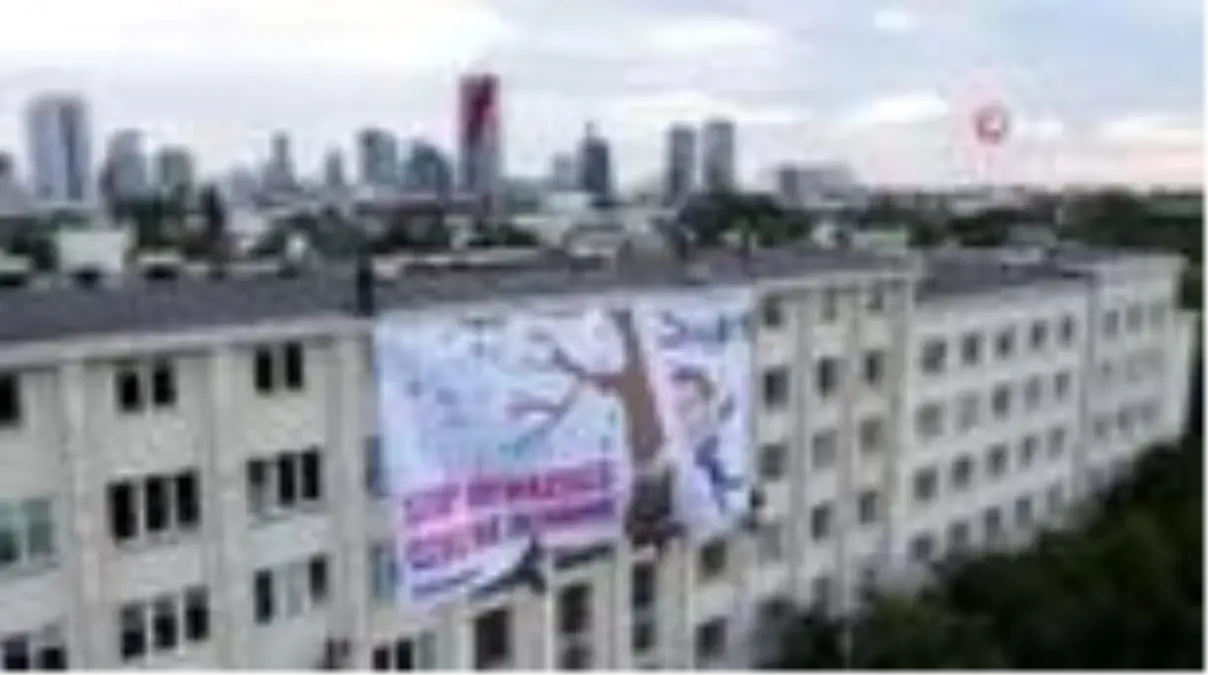 Polonya'da bakanlık çatısında eylem yapan çevreci aktivistlere gözaltı