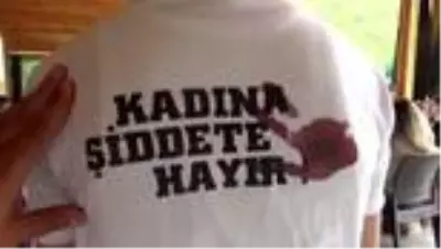 Restoran çalışanlarından kadına şiddete tişörtlü tepki Restoran çalışanlarından kadına şiddete tişörtlü tepki