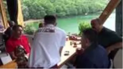 Restoran çalışanlarından kadına şiddete tişörtlü tepki Restoran çalışanlarından kadına şiddete tişörtlü tepki