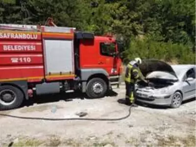 Seyir halindeki otomobil alev aldı Seyir halindeki otomobil alev aldı