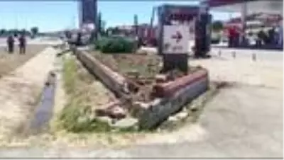 Sivas'ta 3 kişinin yaralandığı kaza güvenlik kamerasında Sivas'ta 3 kişinin yaralandığı kaza güvenlik kamerasında