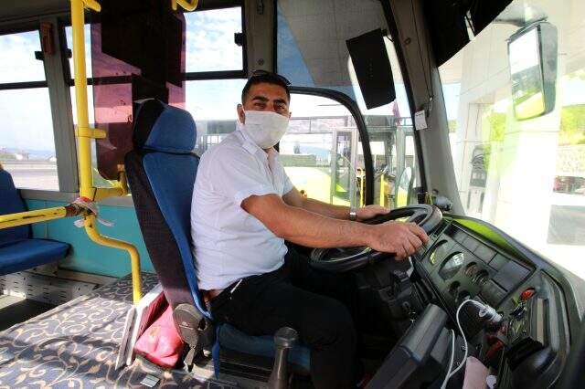 Şoför bayramını kutlamayan yolculara sitem etti, yolcular alkışlayarak bayramını kutladı