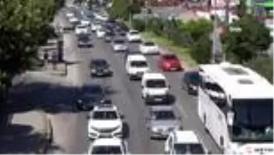 Tatilcilerin bayram dönüşü başladı, trafik kilitlendi Tatilcilerin bayram dönüşü başladı, trafik kilitlendi