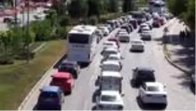 Tatilcilerin bayram dönüşü başladı, trafik kilitlendi Tatilcilerin bayram dönüşü başladı, trafik kilitlendi