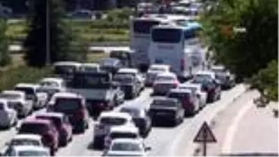 Tatilcilerin bayram dönüşü başladı, trafik kilitlendi Tatilcilerin bayram dönüşü başladı, trafik kilitlendi