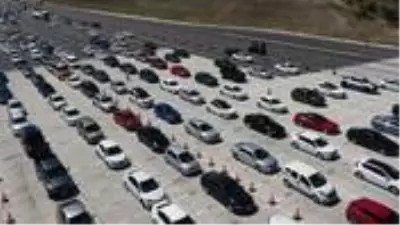 Tatilcilerin bayram dönüşü başladı, trafik kilitlendi Tatilcilerin bayram dönüşü başladı, trafik kilitlendi