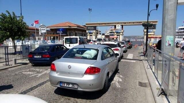 Tatilcilerin bayram dönüşü başladı, trafik kilitlendi Tatilcilerin bayram dönüşü başladı, trafik kilitlendi