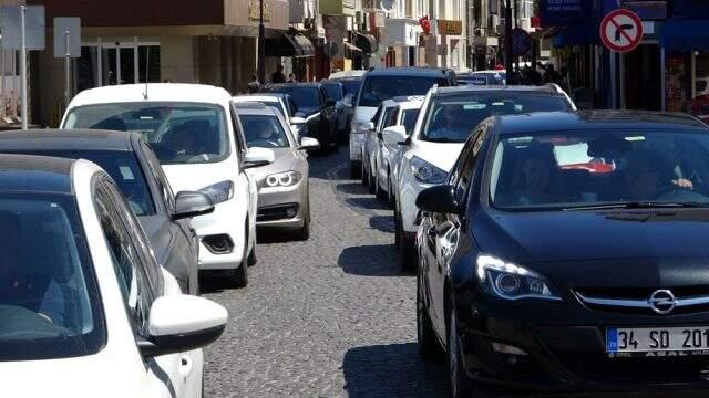 Tatilcilerin bayram dönüşü başladı, trafik kilitlendi Tatilcilerin bayram dönüşü başladı, trafik kilitlendi