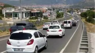 Tatilcilerin dönüş çilesi başladı Tatilcilerin dönüş çilesi başladı