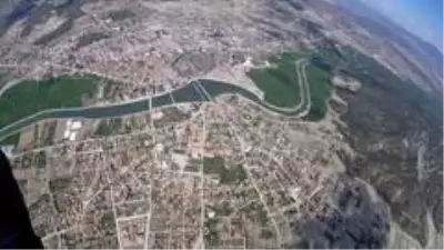 Yamaç paraşütçülerinden bayram uçuşu Yamaç paraşütçülerinden bayram uçuşu