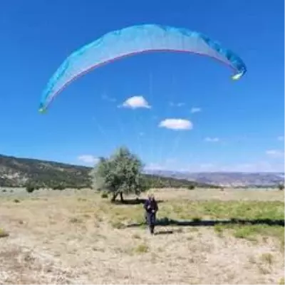 Yamaç paraşütçülerinden bayram uçuşu Yamaç paraşütçülerinden bayram uçuşu