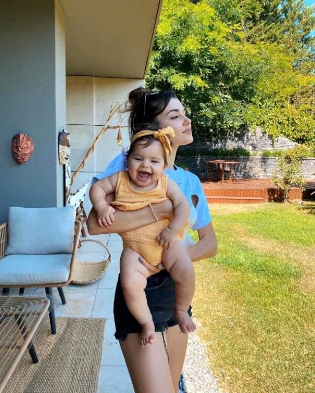 Yeğeniyle pozlarını paylaşan Hande Erçel, tişörtünün fiyatıyla herkesi şaşkına çevirdi Yeğeniyle pozlarını paylaşan Hande Erçel, tişörtünün fiyatıyla herkesi şaşkına çevirdi