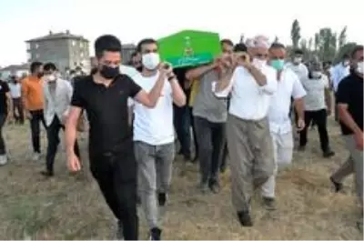 Yüksekova'daki kazada ölenler gözyaşları arasında toprağa verildi Yüksekova'daki kazada ölenler gözyaşları arasında toprağa verildi