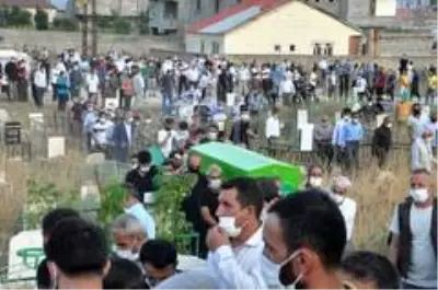 Yüksekova'daki kazada ölenler gözyaşları arasında toprağa verildi Yüksekova'daki kazada ölenler gözyaşları arasında toprağa verildi