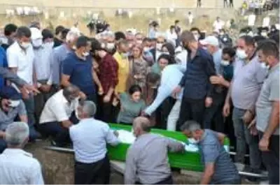 Yüksekova'daki kazada ölenler gözyaşları arasında toprağa verildi Yüksekova'daki kazada ölenler gözyaşları arasında toprağa verildi