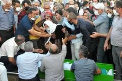 Yüksekova'daki kazada ölenler gözyaşları arasında toprağa verildi Yüksekova'daki kazada ölenler gözyaşları arasında toprağa verildi