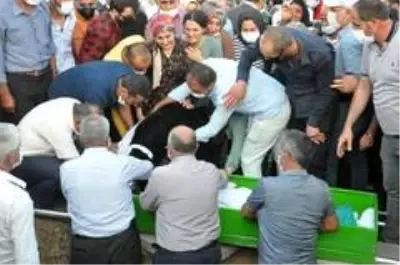 Yüksekova'daki kazada ölenler gözyaşları arasında toprağa verildi Yüksekova'daki kazada ölenler gözyaşları arasında toprağa verildi