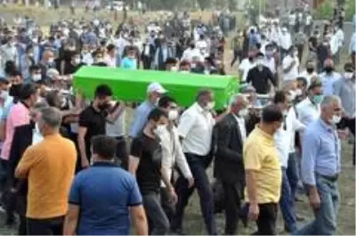 Yüksekova'daki kazada ölenler gözyaşları arasında toprağa verildi Yüksekova'daki kazada ölenler gözyaşları arasında toprağa verildi