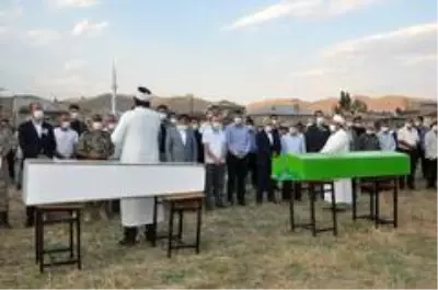 Yüksekova'daki kazada ölenler gözyaşları arasında toprağa verildi Yüksekova'daki kazada ölenler gözyaşları arasında toprağa verildi