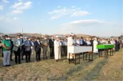 Yüksekova'daki kazada ölenler gözyaşları arasında toprağa verildi Yüksekova'daki kazada ölenler gözyaşları arasında toprağa verildi
