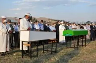 Yüksekova'daki kazada ölenler gözyaşları arasında toprağa verildi Yüksekova'daki kazada ölenler gözyaşları arasında toprağa verildi