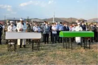 Yüksekova'daki kazada ölenler gözyaşları arasında toprağa verildi Yüksekova'daki kazada ölenler gözyaşları arasında toprağa verildi