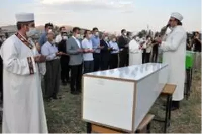 Yüksekova'daki kazada ölenler gözyaşları arasında toprağa verildi Yüksekova'daki kazada ölenler gözyaşları arasında toprağa verildi