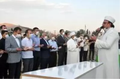 Yüksekova'daki kazada ölenler gözyaşları arasında toprağa verildi Yüksekova'daki kazada ölenler gözyaşları arasında toprağa verildi
