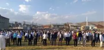 Yüksekova'daki trafik kazasında ölenler için tören düzenlendi Yüksekova'daki trafik kazasında ölenler için tören düzenlendi