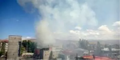 Ağrı'nın Diyadin ilçesinde korkutan yangın Ağrı'nın Diyadin ilçesinde korkutan yangın