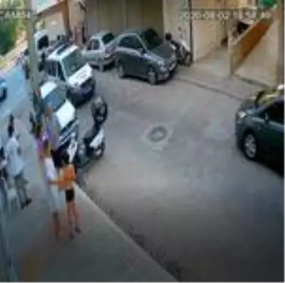 Alanya'da otomobildeki 2 çocuğu kaçırma girişimi Alanya'da otomobildeki 2 çocuğu kaçırma girişimi