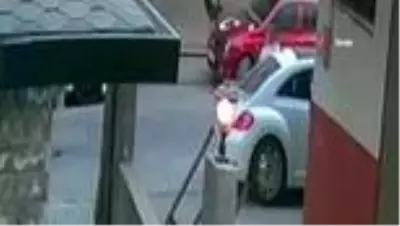 Alanya'da otomobildeki yaşı küçük 2 çocuğu kaçırma girişimi kamerada Alanya'da otomobildeki yaşı küçük 2 çocuğu kaçırma girişimi kamerada