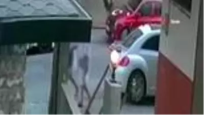 Alanya'da otomobildeki yaşı küçük 2 çocuğu kaçırma girişimi kamerada Alanya'da otomobildeki yaşı küçük 2 çocuğu kaçırma girişimi kamerada
