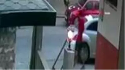 Alanya'da otomobildeki yaşı küçük 2 çocuğu kaçırma girişimi kamerada Alanya'da otomobildeki yaşı küçük 2 çocuğu kaçırma girişimi kamerada