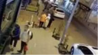 Saksıdaki fesleğeni çaktırmadan çaldığını düşünen kadın, anbean görüntülendi Saksıdaki fesleğeni çaktırmadan çaldığını düşünen kadın, anbean görüntülendi